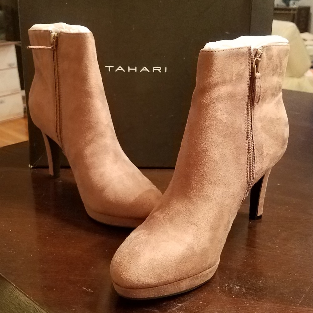 NWT TAHARI Gorgeous Suede Heeled Bootie
